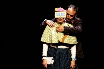 Dans les jupes de ma mère - Cie Toutito Teatro Dans les jupes de ma mère - Cie Toutito Teatro