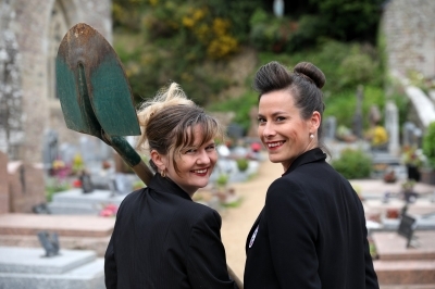 Jeanne et Gabrielle reposent en pestes - Compagnie Chon