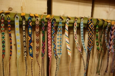 Confection de bracelets brésiliens