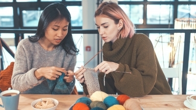 Tricot avec De fils en aiguilles