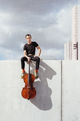 Lieux Mouvants : Tom is Still Dreaming - Gaspar Claus